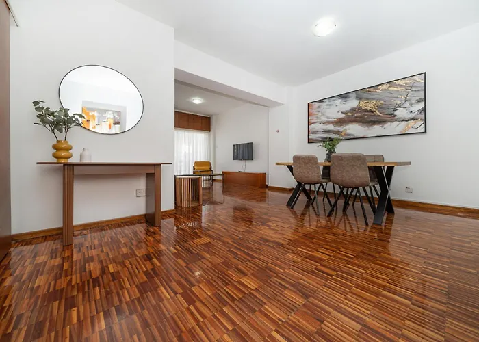 Cozy 3 Bedroom Flat Center Lägenhet